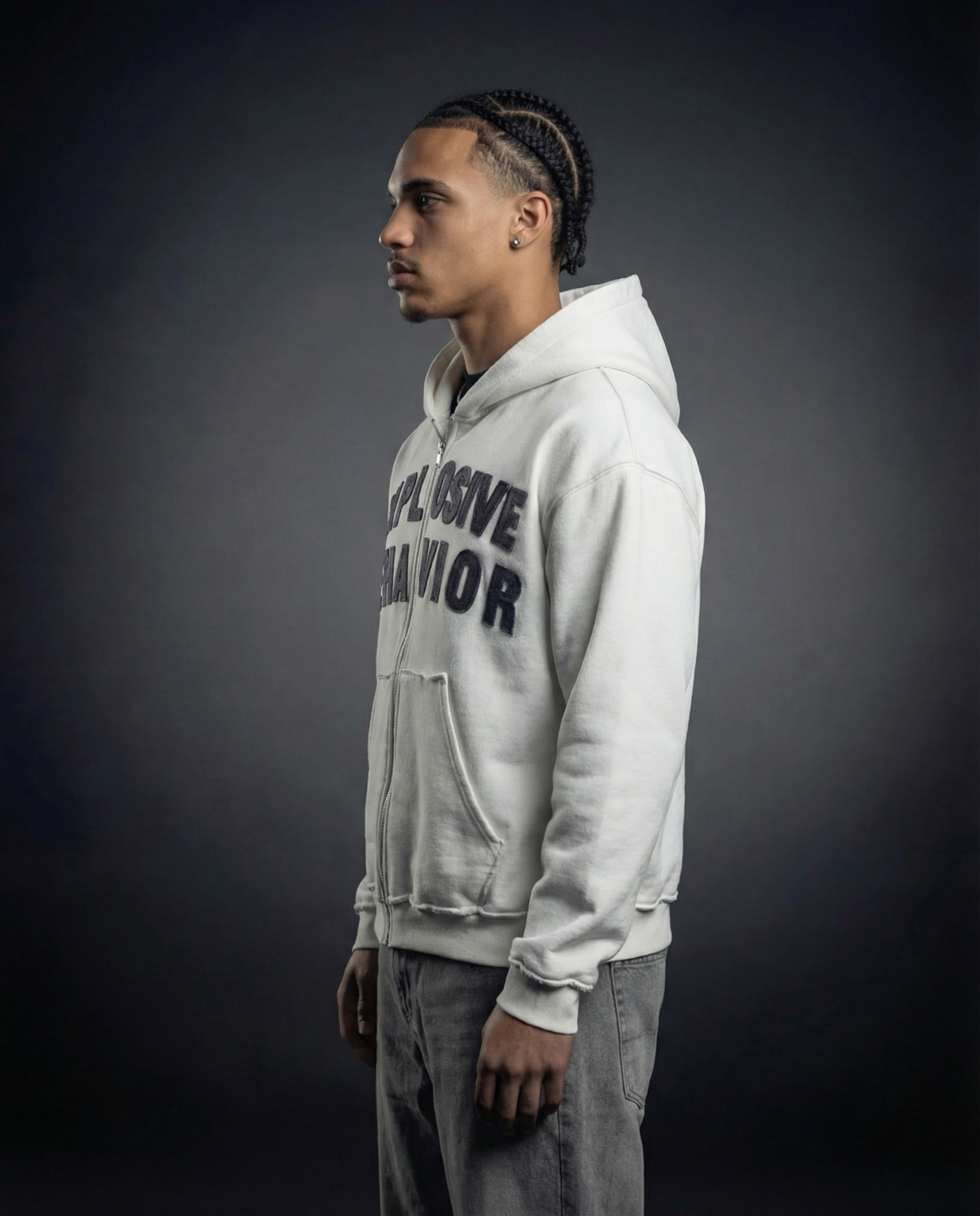 سلوك متفجر أبيض-رمادي بسحاب